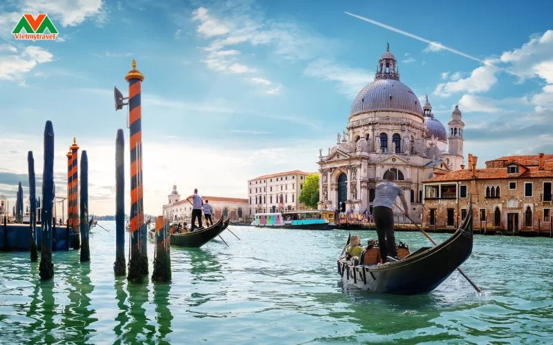 trai-nghiem-thuyen-gondola-ngam-toan-canh-venice
