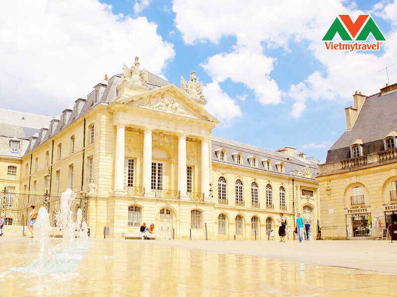 cung-dien-cong-tuoc-burgundy