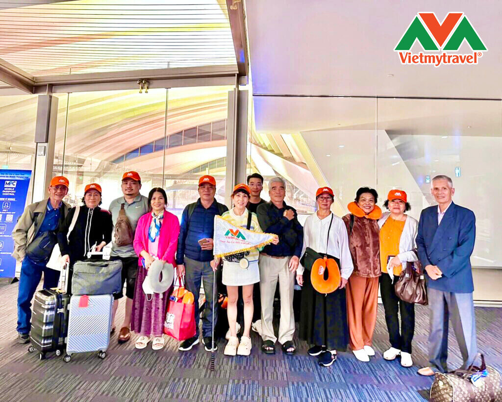 doan-khach-tai-san-bay