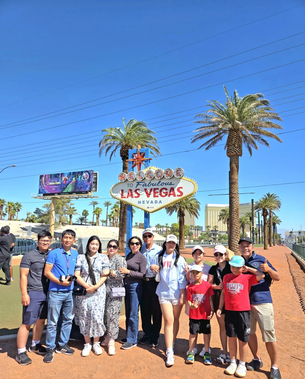 Đoàn khách du lịch Mỹ Vietmytravel check-in biển hiệu Las Vegas