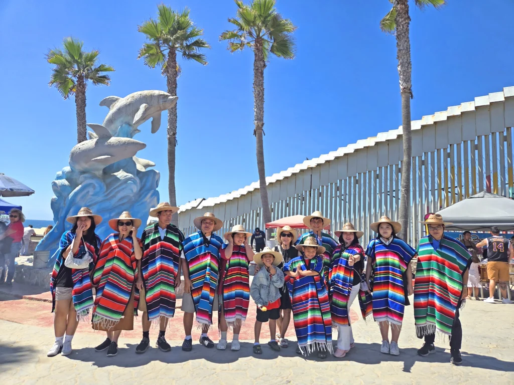 Đoàn khách Vietmytravel check-in biên giới Mỹ và Mexico tại California