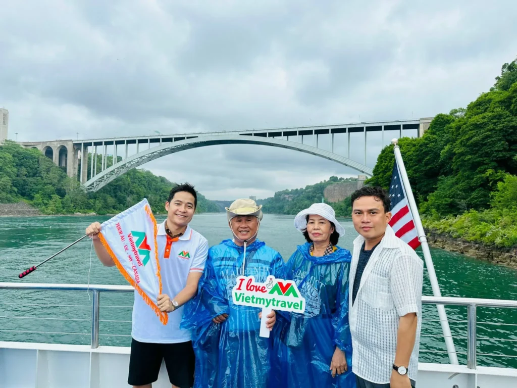 Du khách Vietmytravel tham quan Thác nước Niagara trên du thuyền