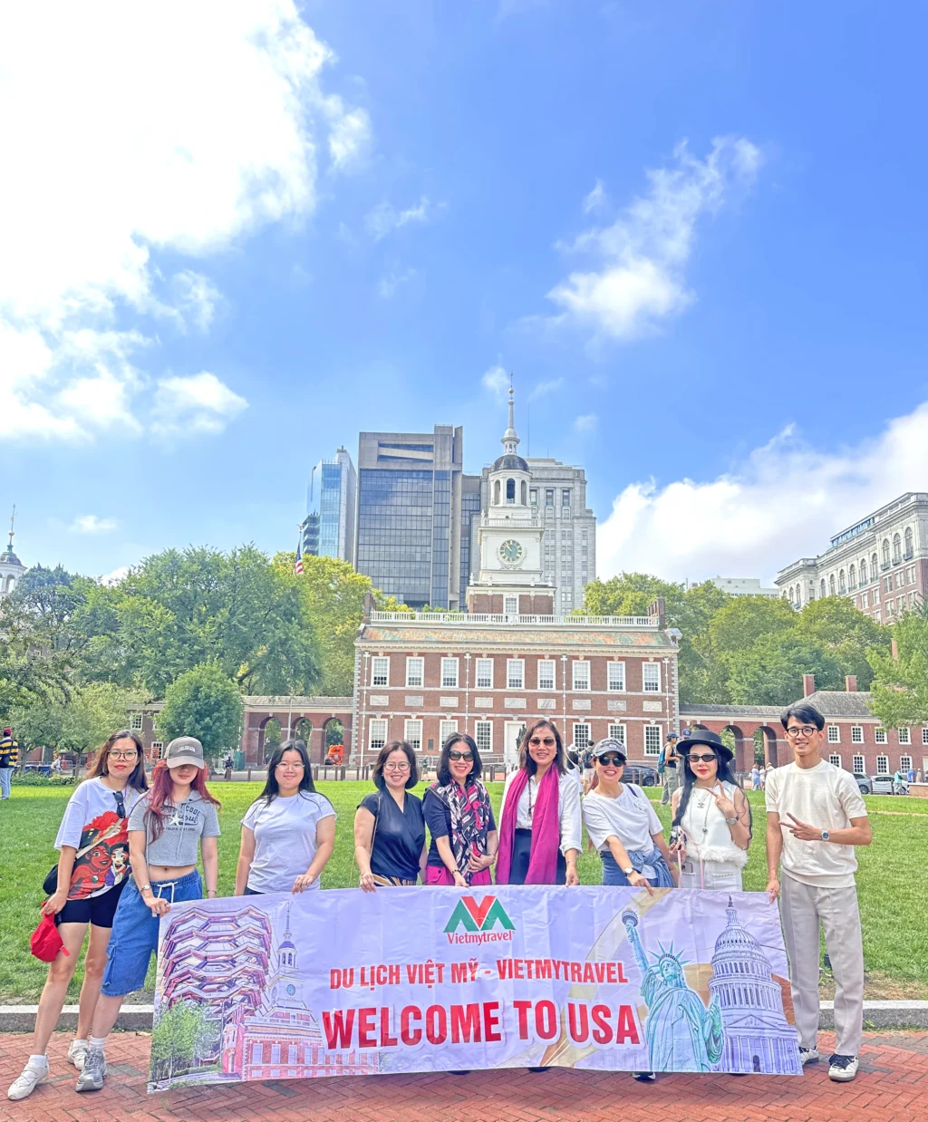Đoàn du khách Vietmytravel chụp ảnh kỷ niệm tại Philadelphia
