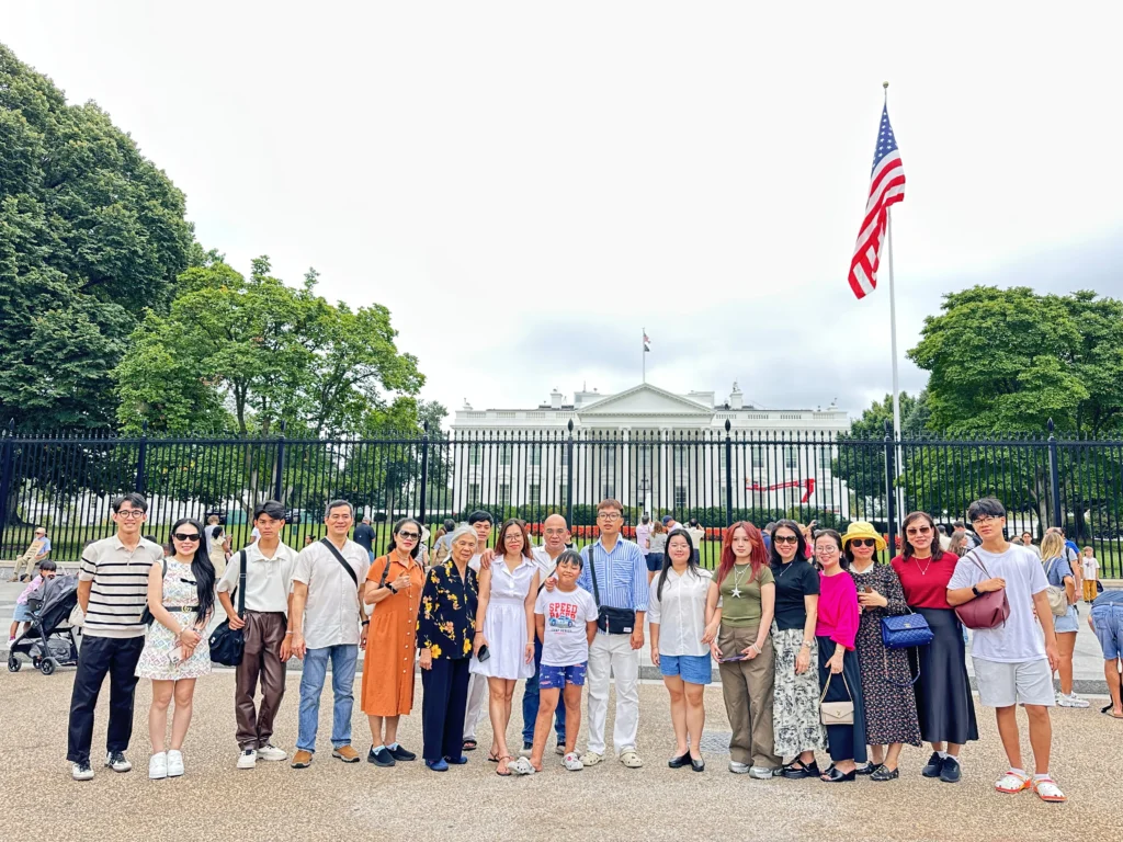 Đoàn khách Vietmytravel chụp hình lưu niệm bên ngoài Nhà Trắng
