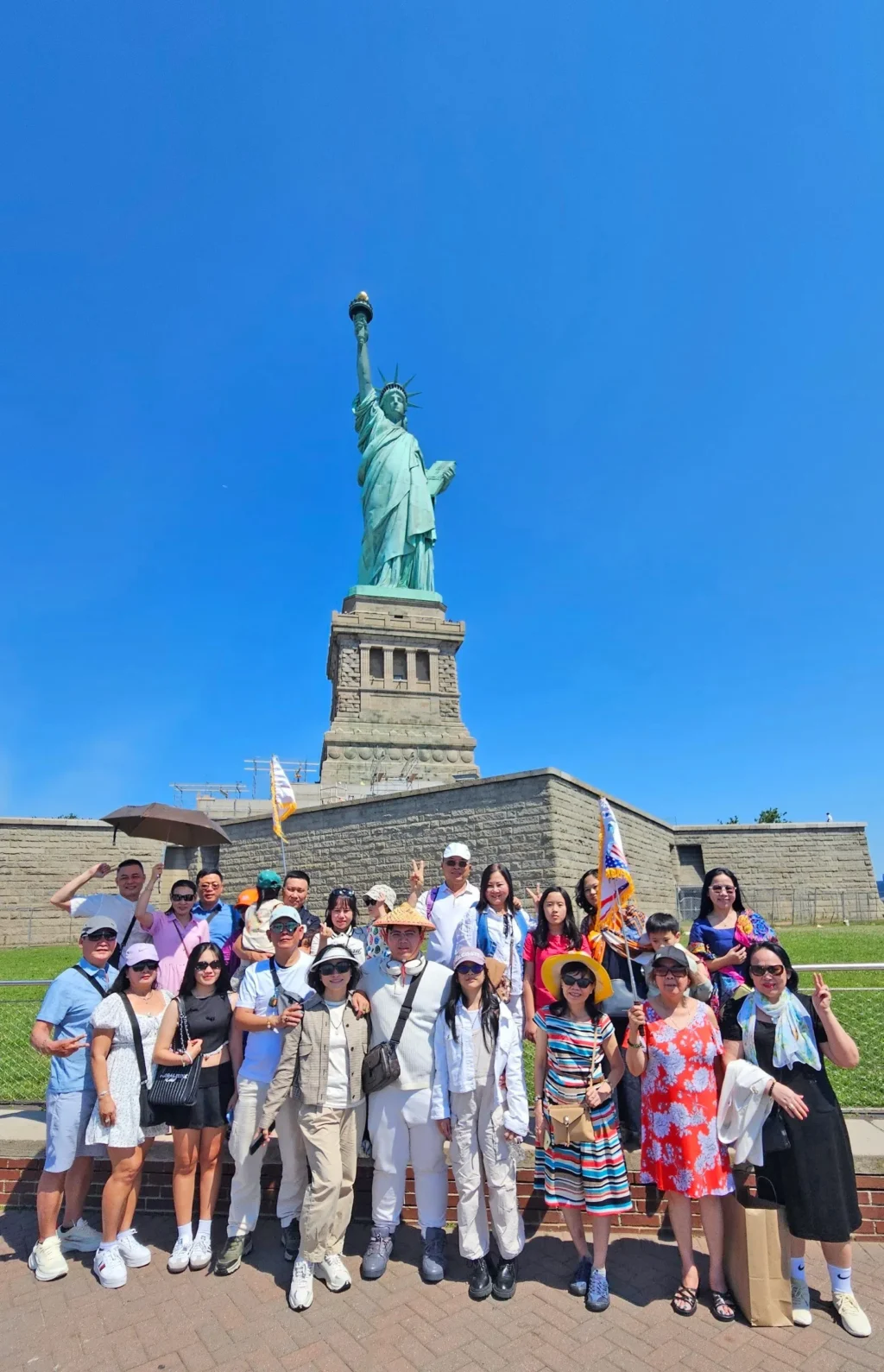 Đoàn khách Vietmytravel check-in Tượng Nữ thần Tự do tại New York